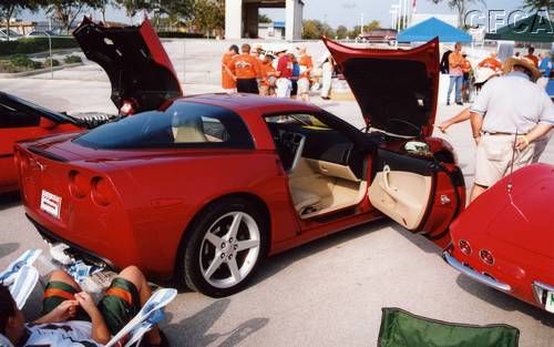 014.This Magnetic Red C6 was one of three '05s at the show.JPG