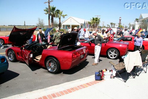 042.Lots of folks wee checking out the new C6 convertible.jpg