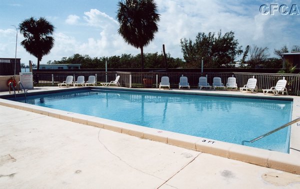 027.Not a soul was at the pool---they must all be at the Corvette show.JPG