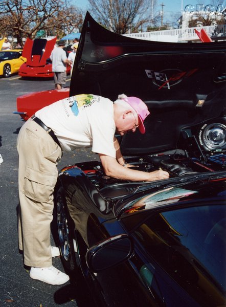 039.Giving up finding any dirt, Dave McLellan signs Lisa's Dark Bowling Green Metallic '00 valve cover.JPG.JPG