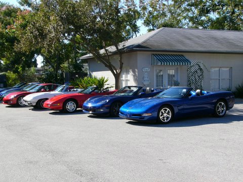 05 Christmas colors a la Corvette.JPG